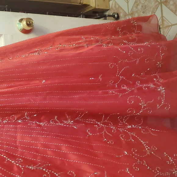 Coral enbroidered ballgown size 8 - Picture 4 of 4